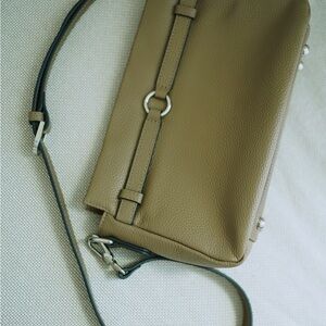 Elegant Tan Leather Shoulder Bag